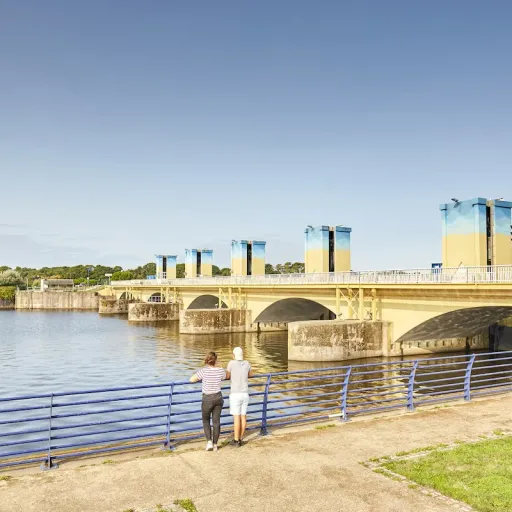 Organiser son passage en voiture au barrage d’Arzal : horaires, conseils et Bretagne fluviale