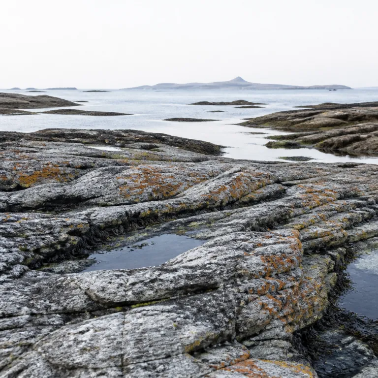Le trait de côte recule en Bretagne : Molène, Sein et les îles qui rapetissent