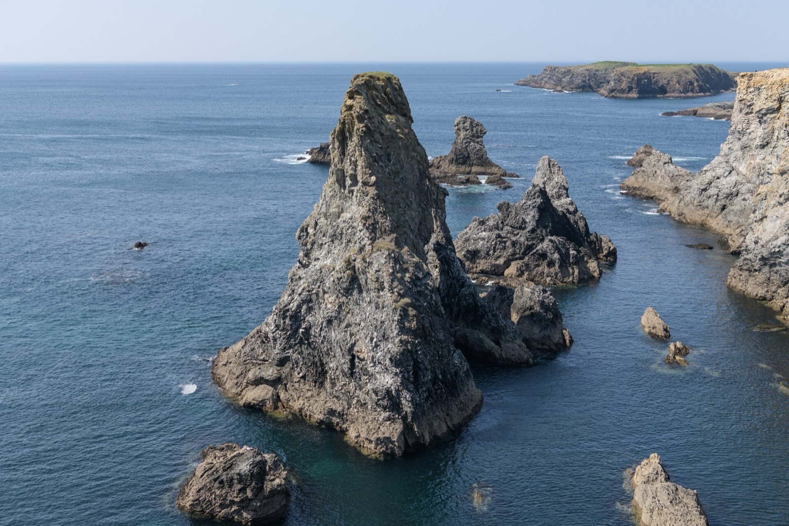 Les aiguilles rocheuses de Port-Coton dans la mer, sur la côte ouest de Belle-Île-en-Mer