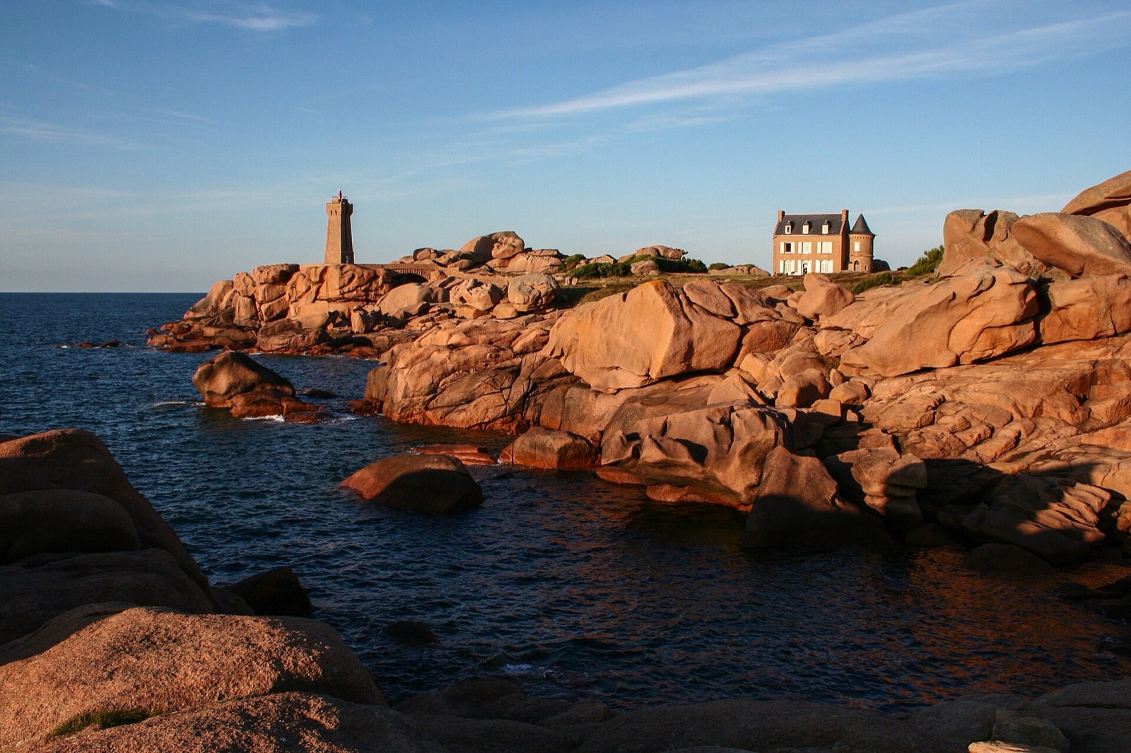 Le phare de Ploumanac'h au milieu des rochers de granit rose, à Perros-Guirec