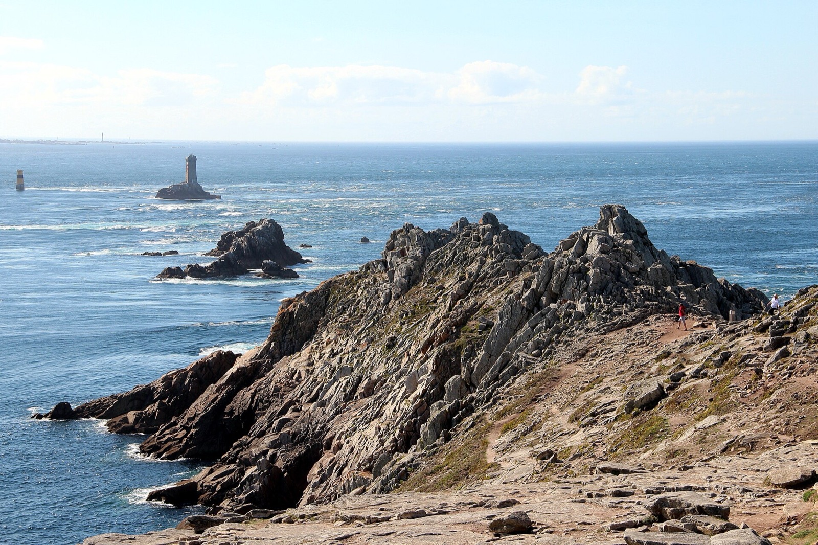 L'extrémité rocheuse de la pointe du Raz à Plogoff, avec le phare de la Vieille en mer