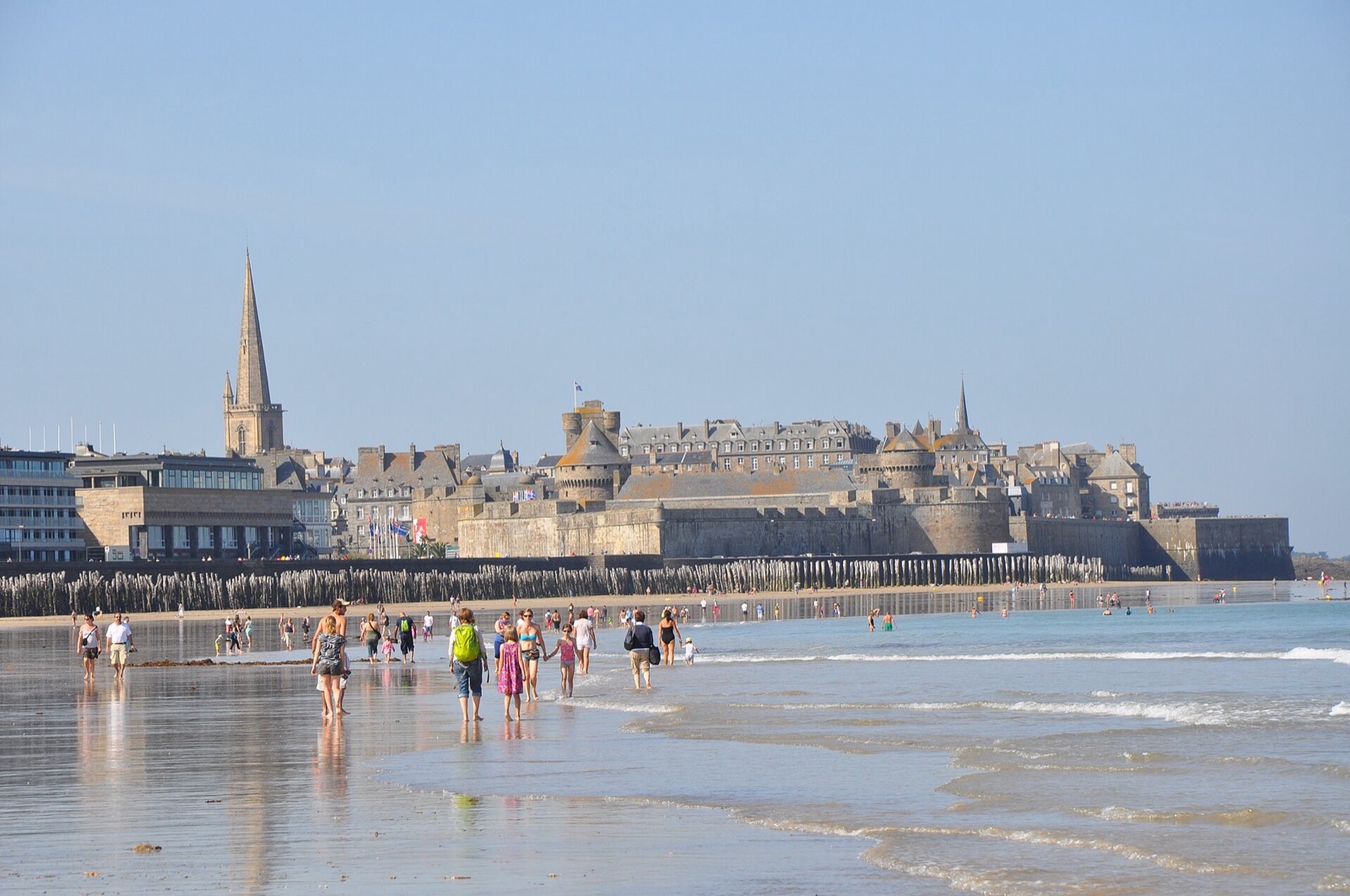 La plage de Saint-Malo à marée basse devant les remparts et la flèche de la cathédrale